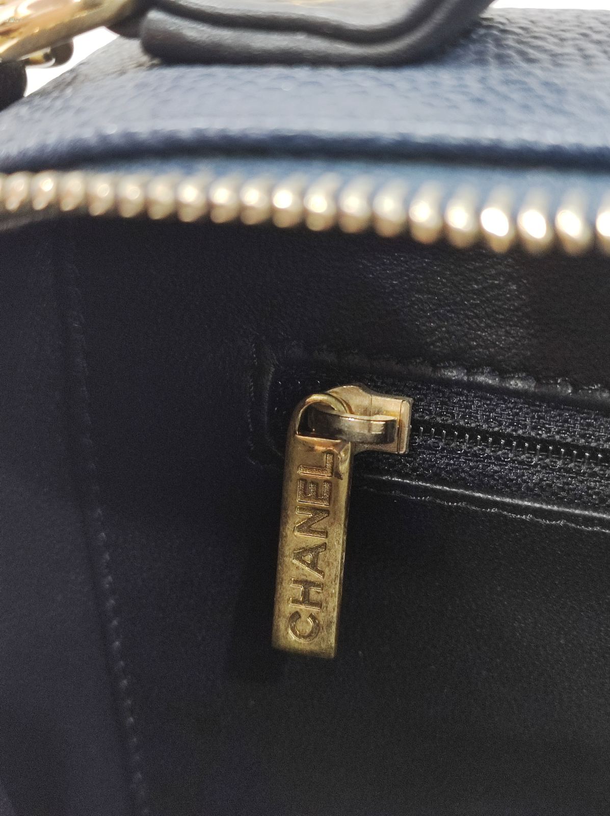 chanel navy blue vanity caviar leather ghw series 23 chanel navy blue vanity caviar leather ghw series 23