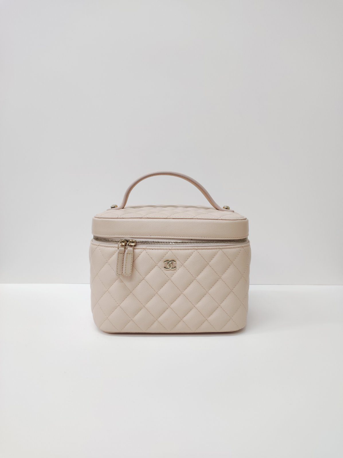 chanel vanity case light beige caviar ghw series 31 chanel vanity case light beige caviar ghw series 31