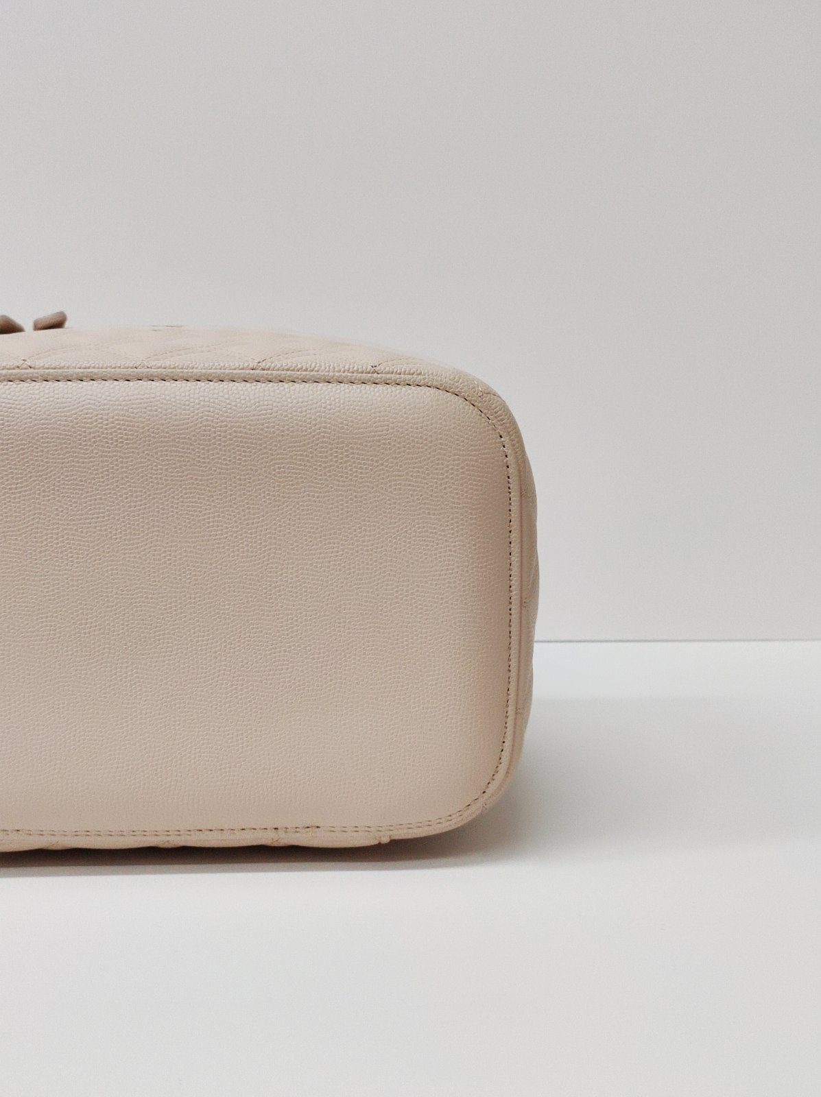 chanel vanity case light beige caviar ghw series 31 chanel vanity case light beige caviar ghw series 31