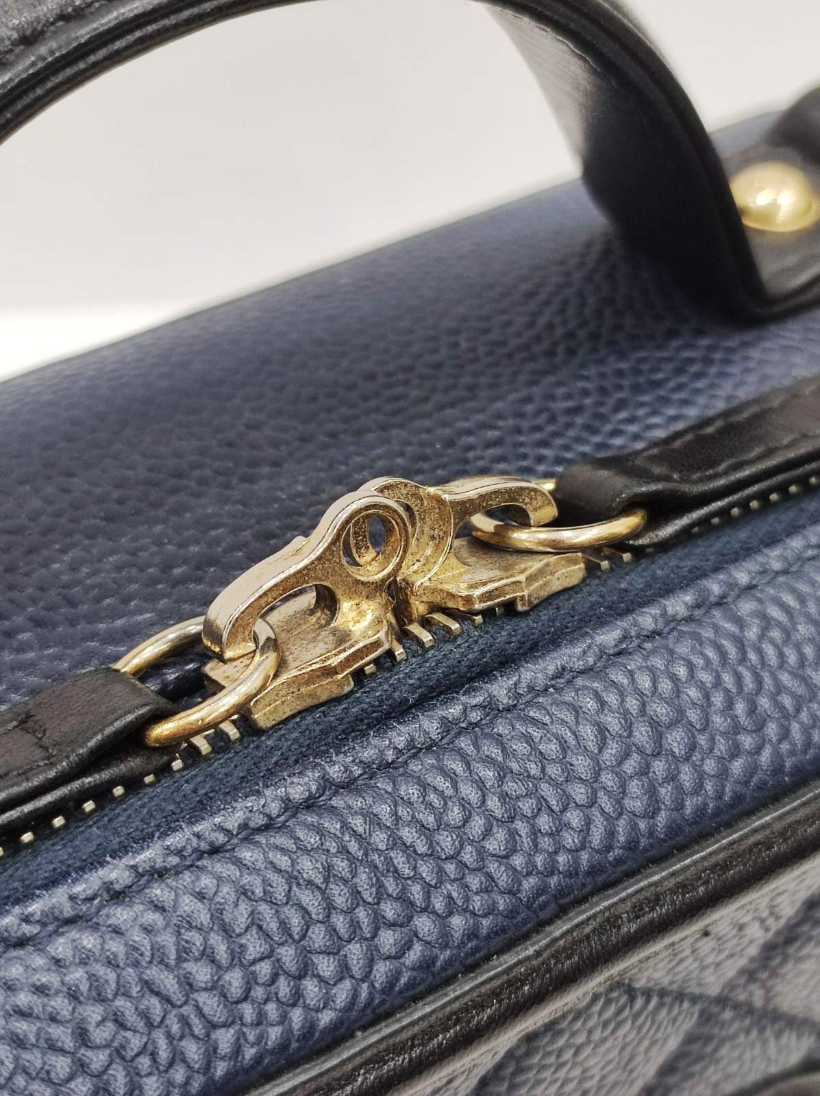 chanel navy blue vanity caviar leather ghw series 23 chanel navy blue vanity caviar leather ghw series 23