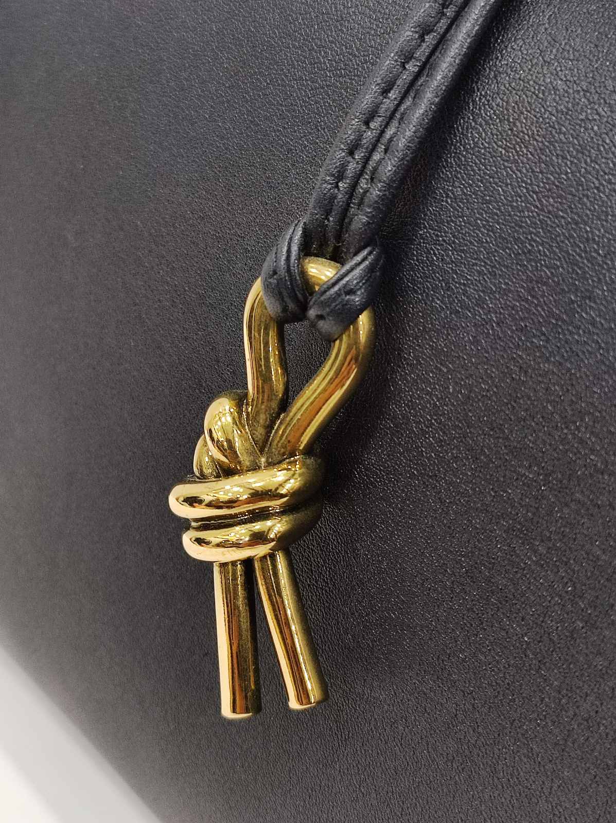 bottega veneta navy blue cassette intrecciato puddle shoulder bag bottega veneta navy blue cassette intrecciato puddle shoulder bag