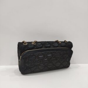 chanel black quilted shoulder bag series 19