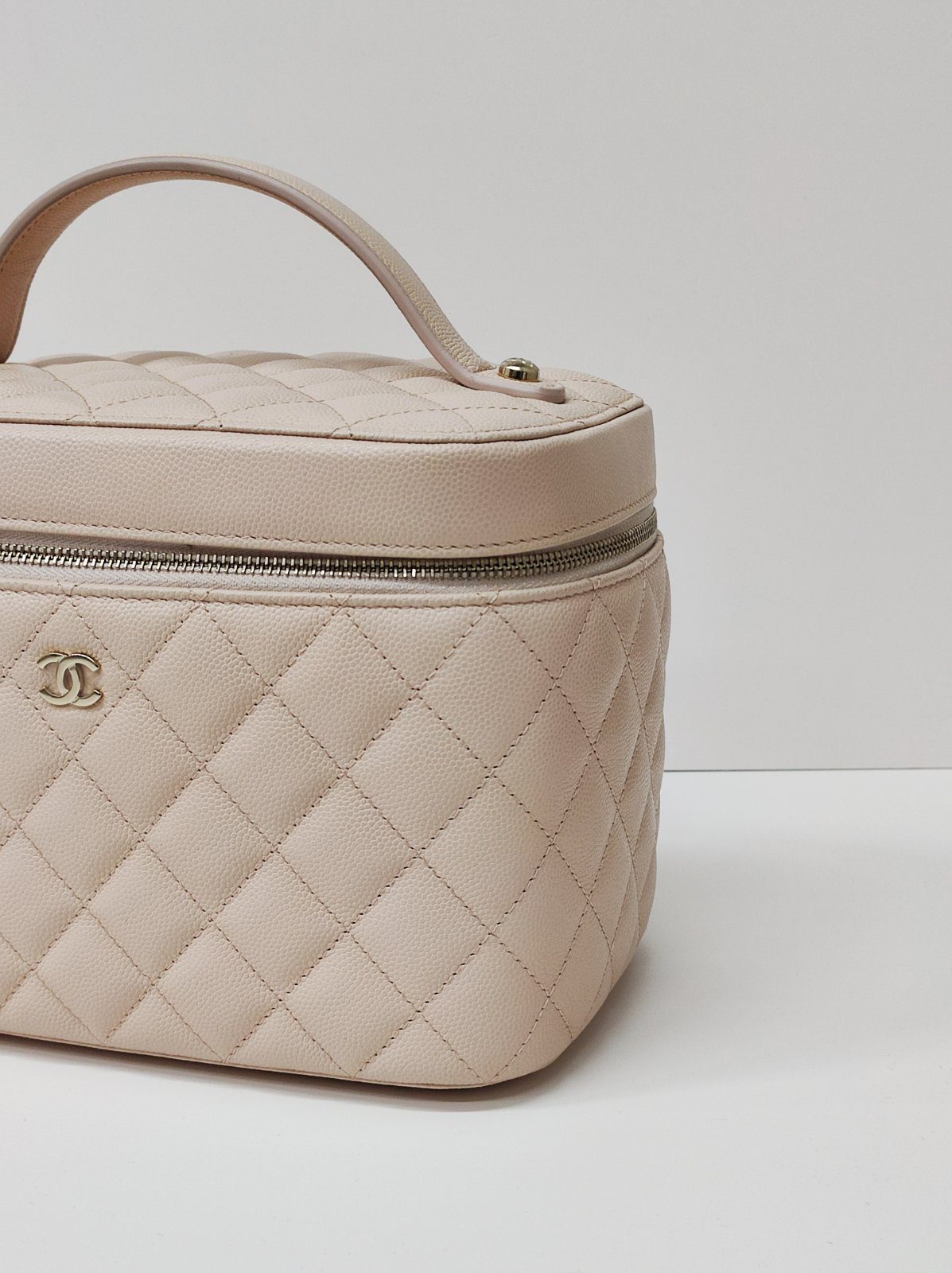 chanel vanity case light beige caviar ghw series 31 chanel vanity case light beige caviar ghw series 31