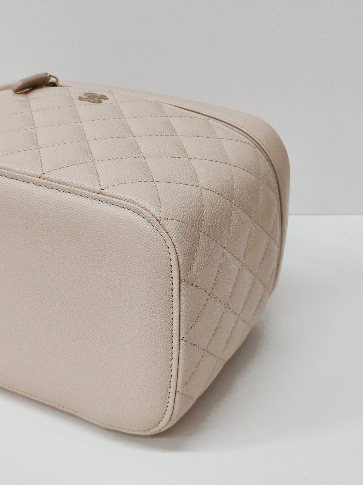 chanel vanity case light beige caviar ghw series 31 chanel vanity case light beige caviar ghw series 31