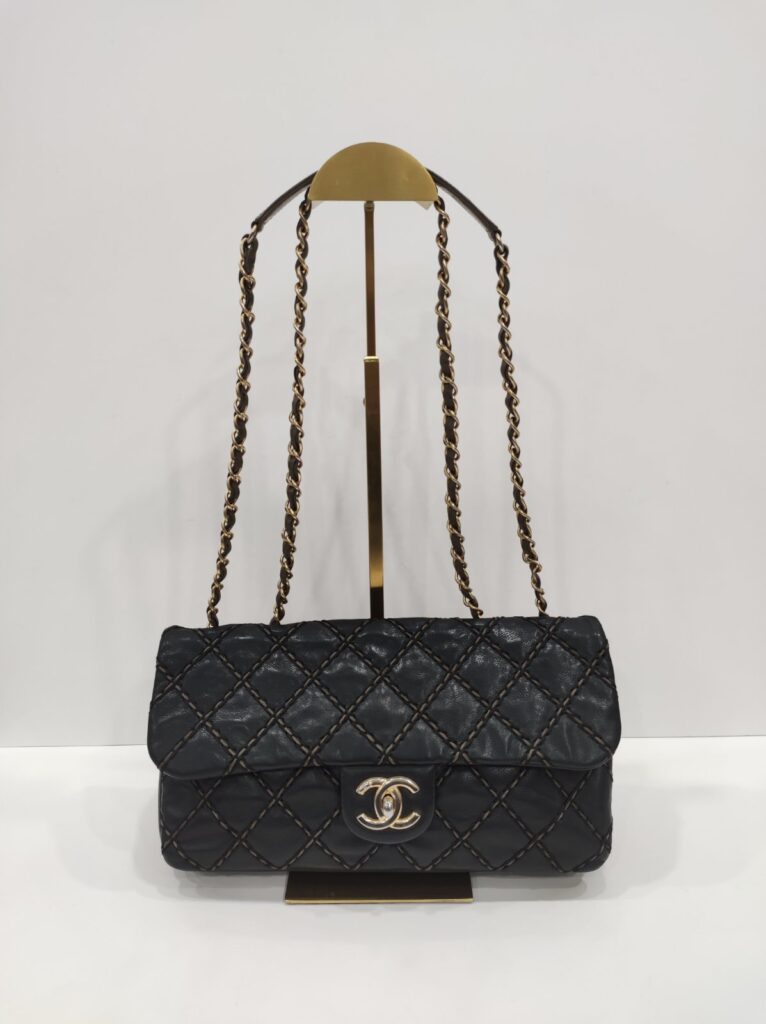 chanel black quilted shoulder bag series 19