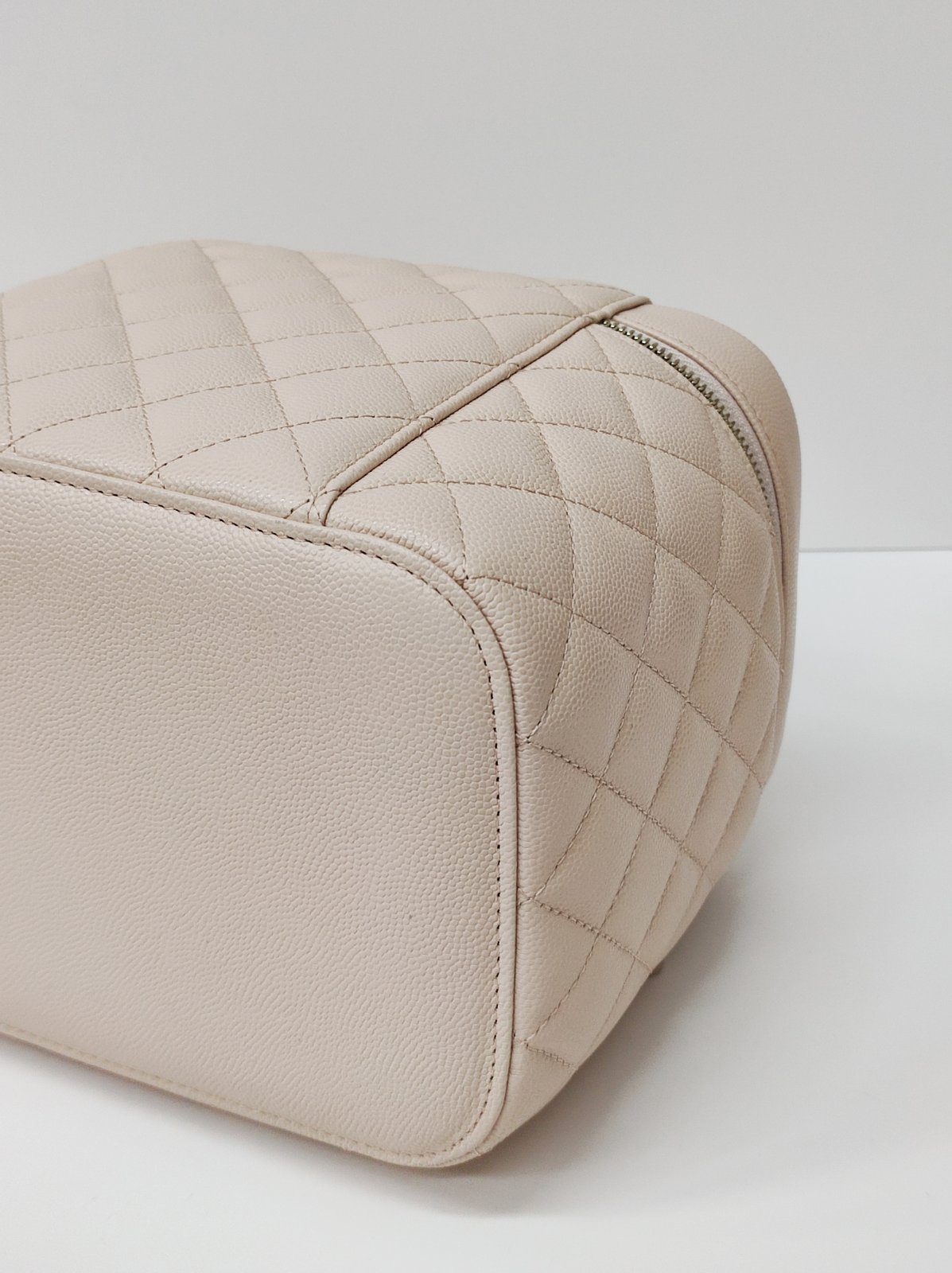 chanel vanity case light beige caviar ghw series 31 chanel vanity case light beige caviar ghw series 31