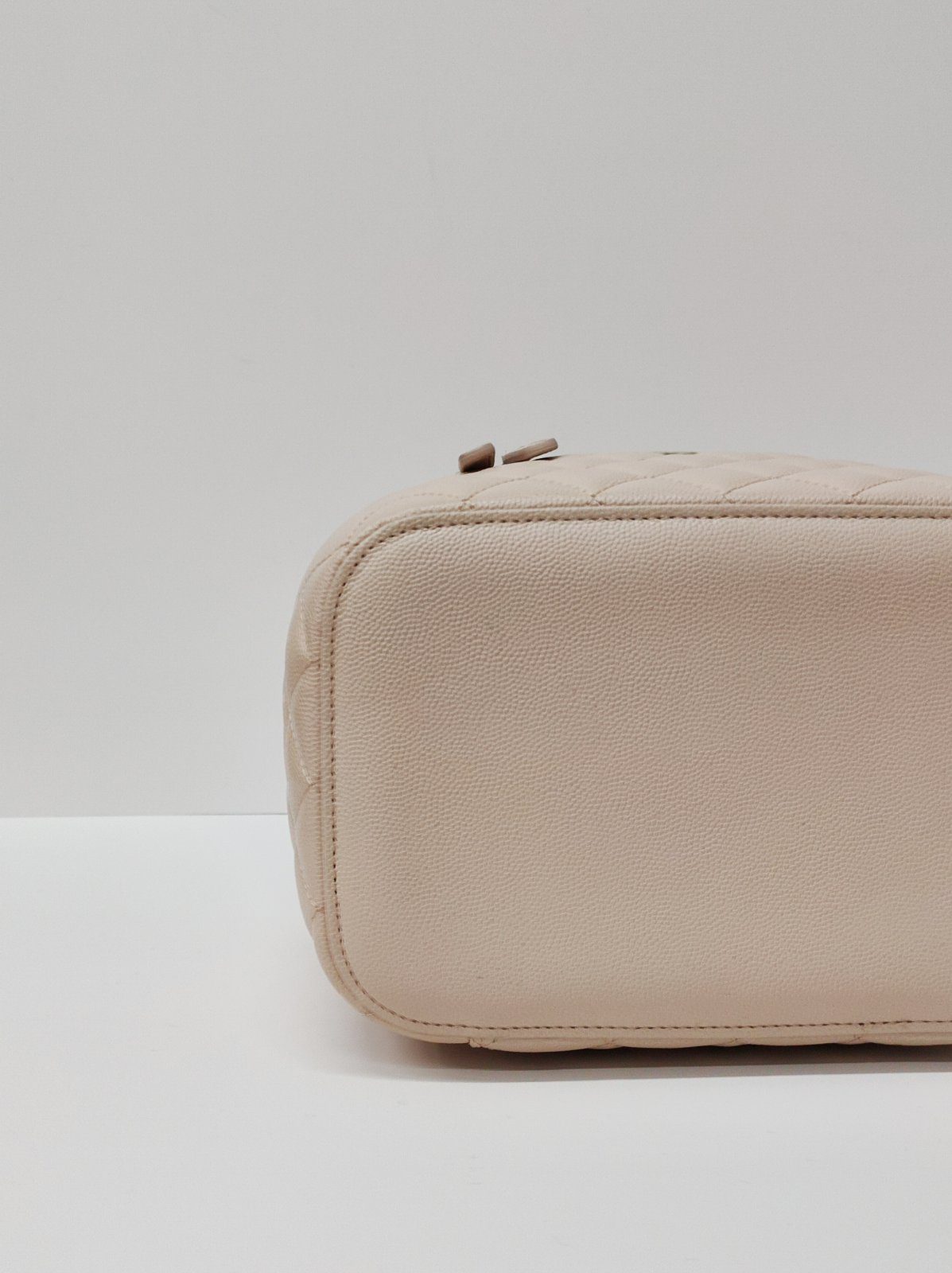 chanel vanity case light beige caviar ghw series 31 chanel vanity case light beige caviar ghw series 31