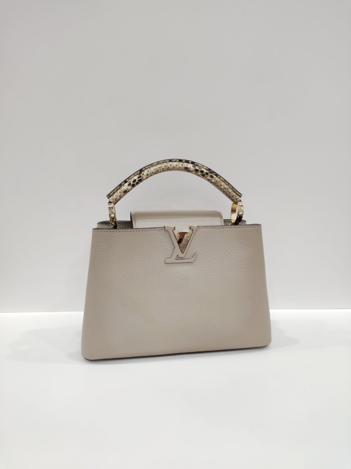 lv capucines bb galet taurillion leather lv capucines bb galet taurillion leather