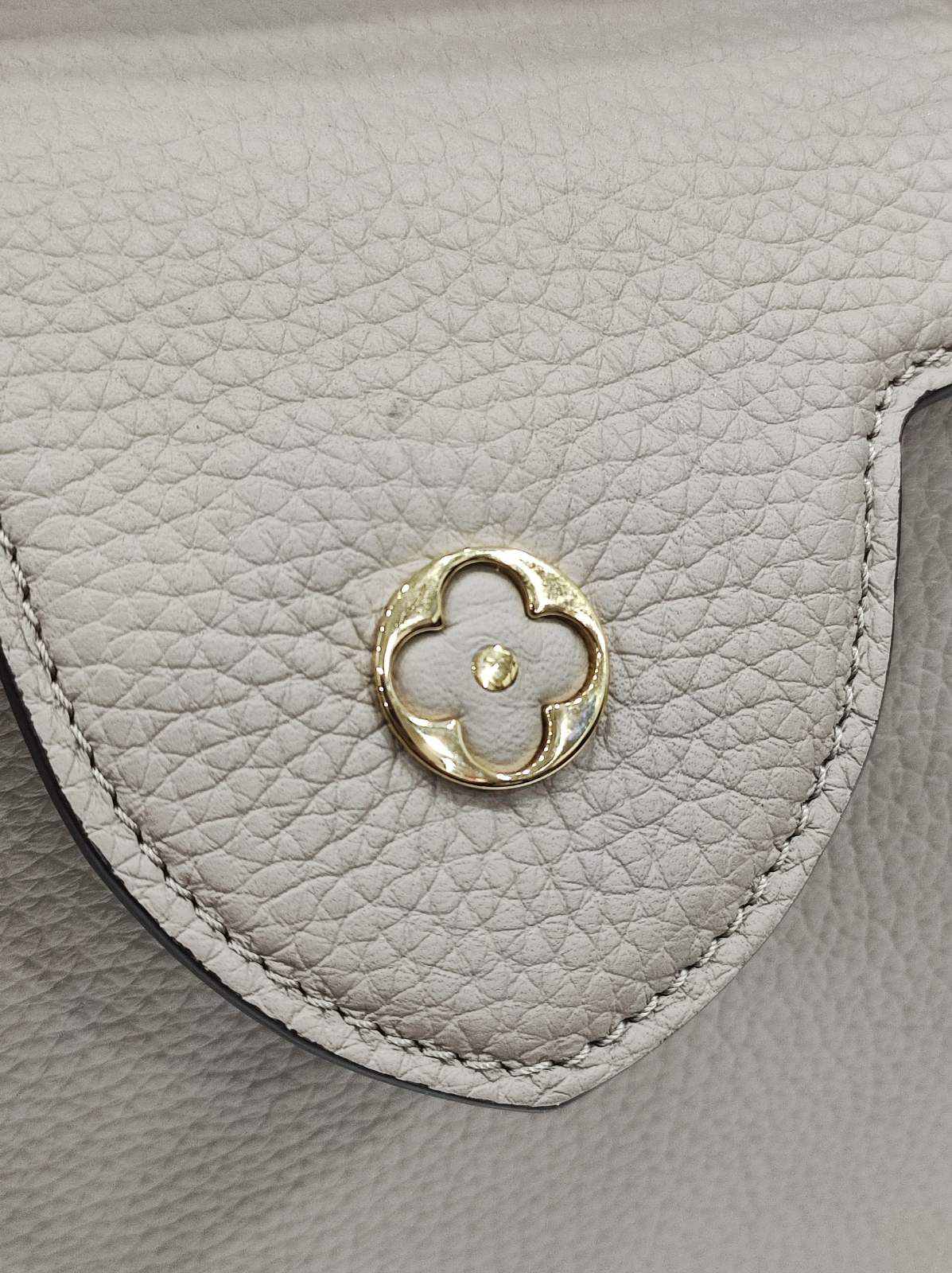 lv capucines bb galet taurillion leather lv capucines bb galet taurillion leather