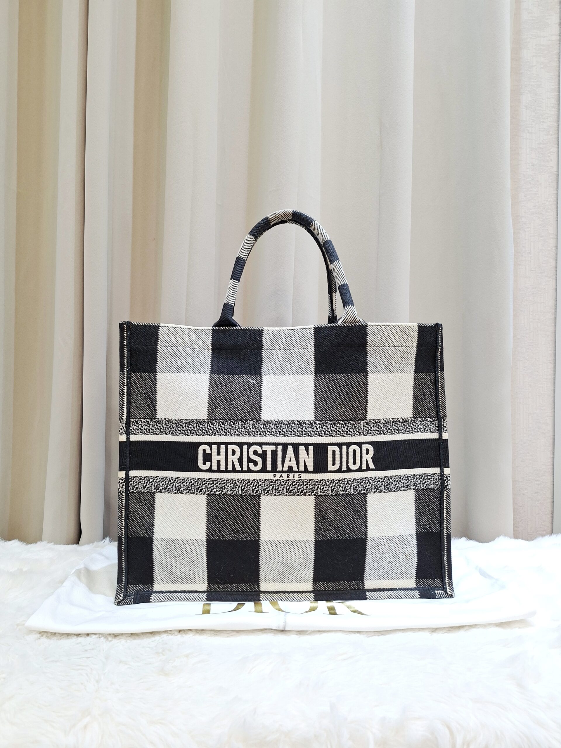 christian dior medium booktote black/white christian dior medium booktote black/white