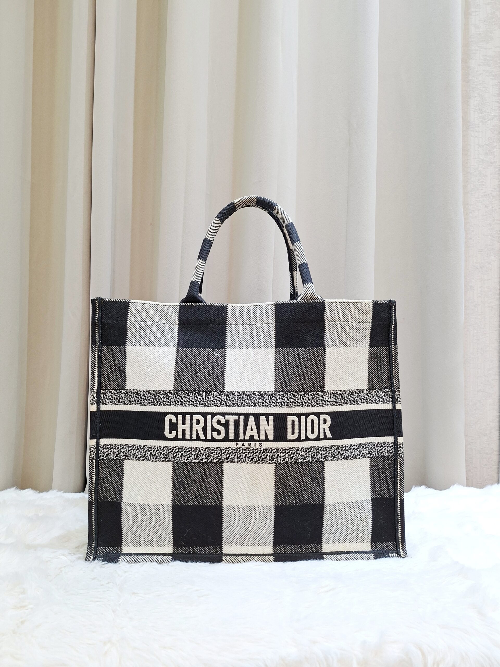 christian dior medium booktote black/white christian dior medium booktote black/white