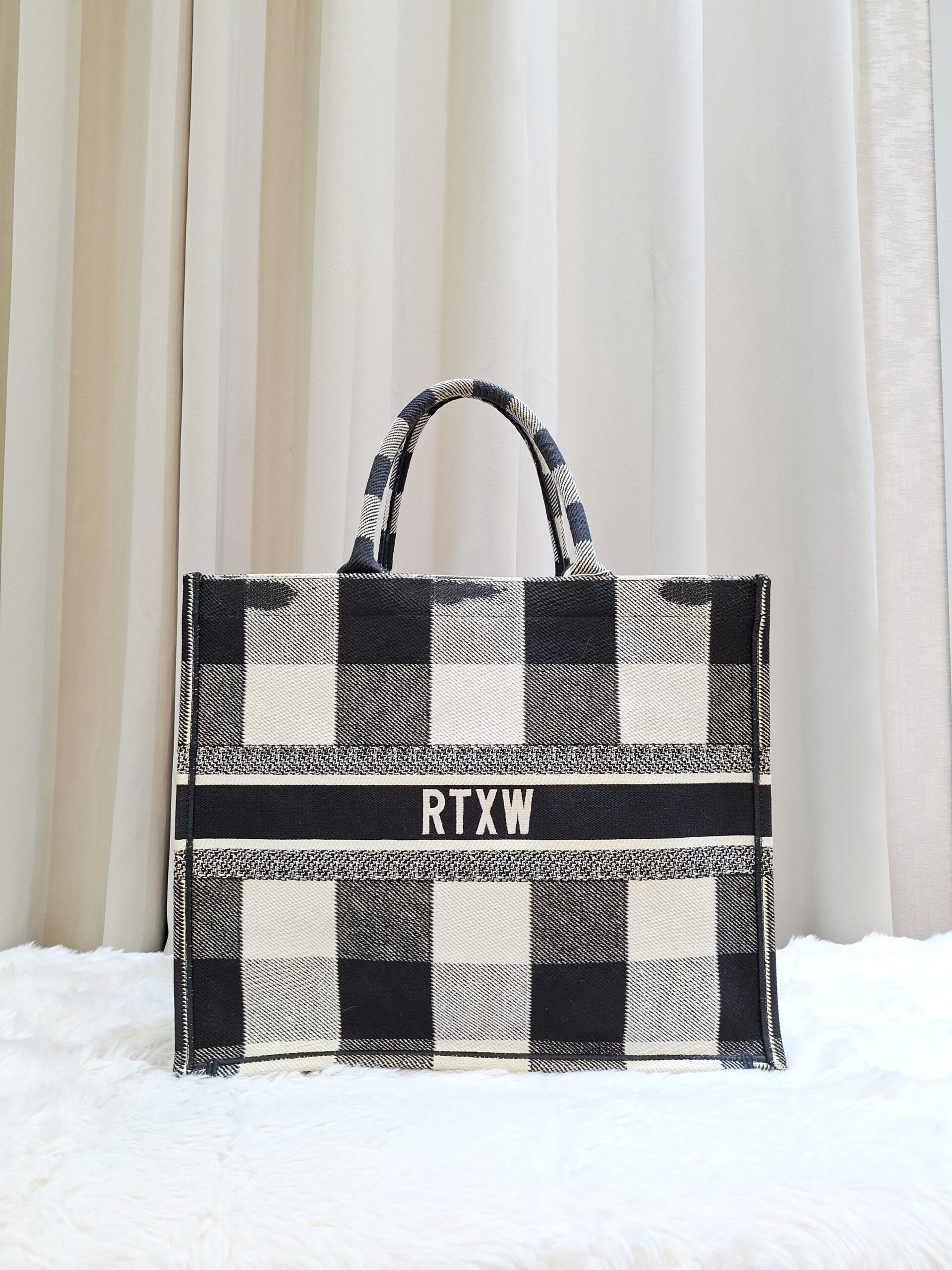 christian dior medium booktote black/white christian dior medium booktote black/white