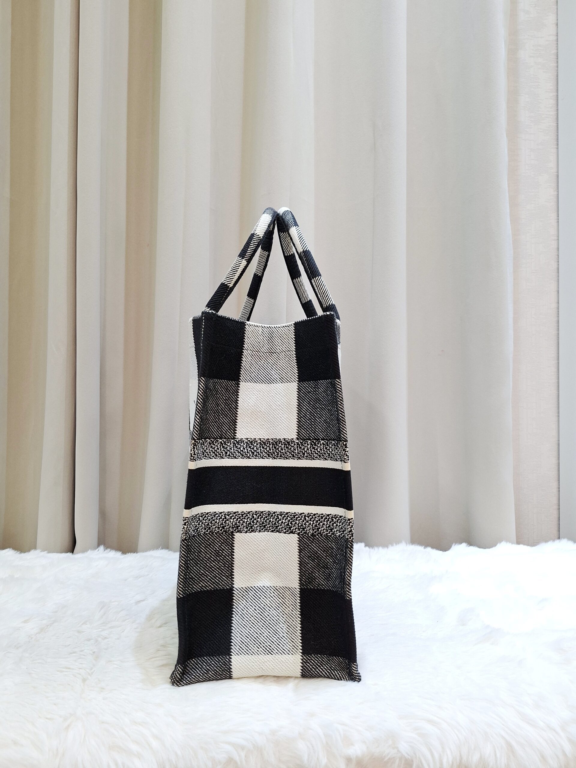 christian dior medium booktote black/white christian dior medium booktote black/white