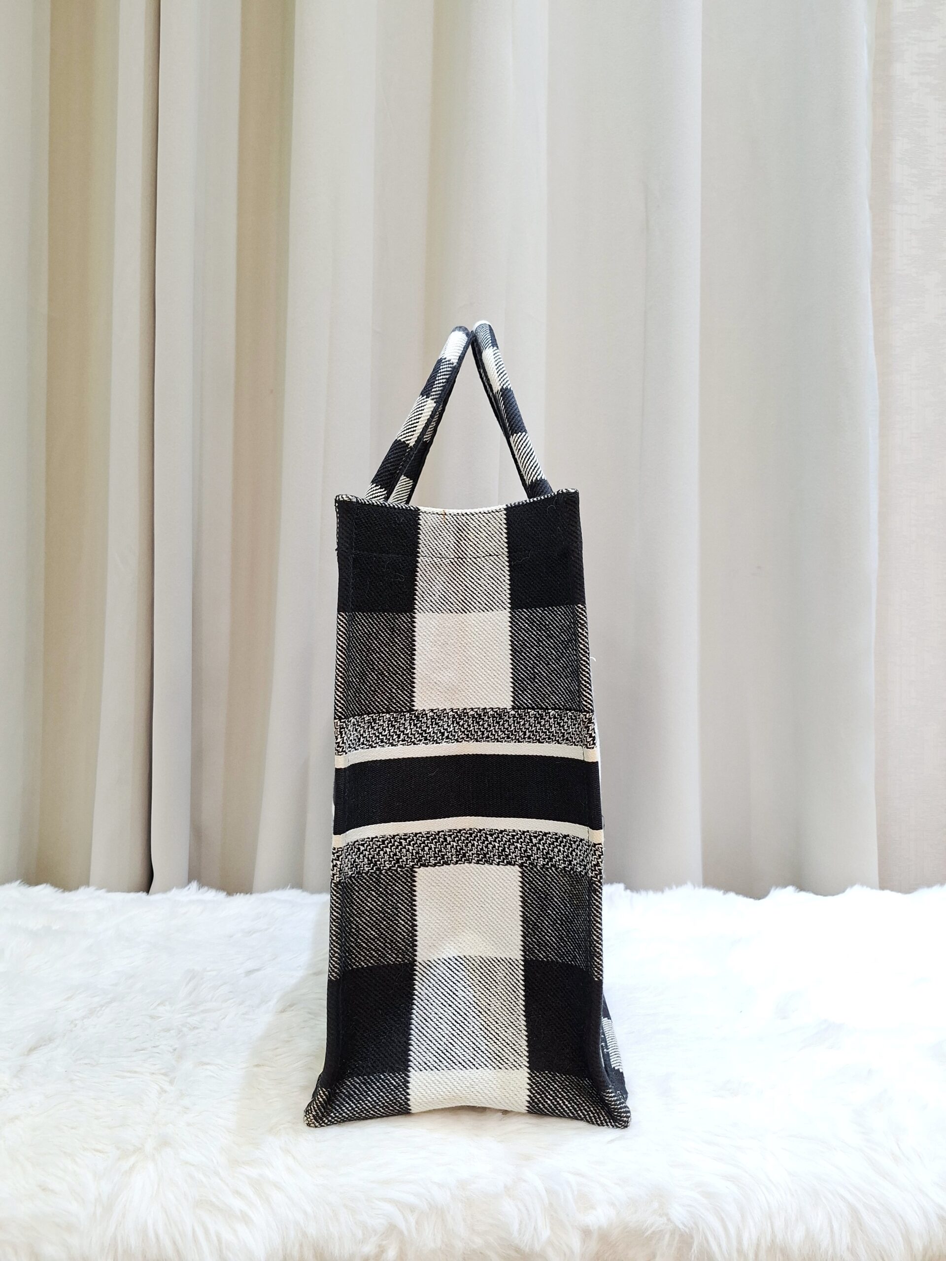 christian dior medium booktote black/white christian dior medium booktote black/white