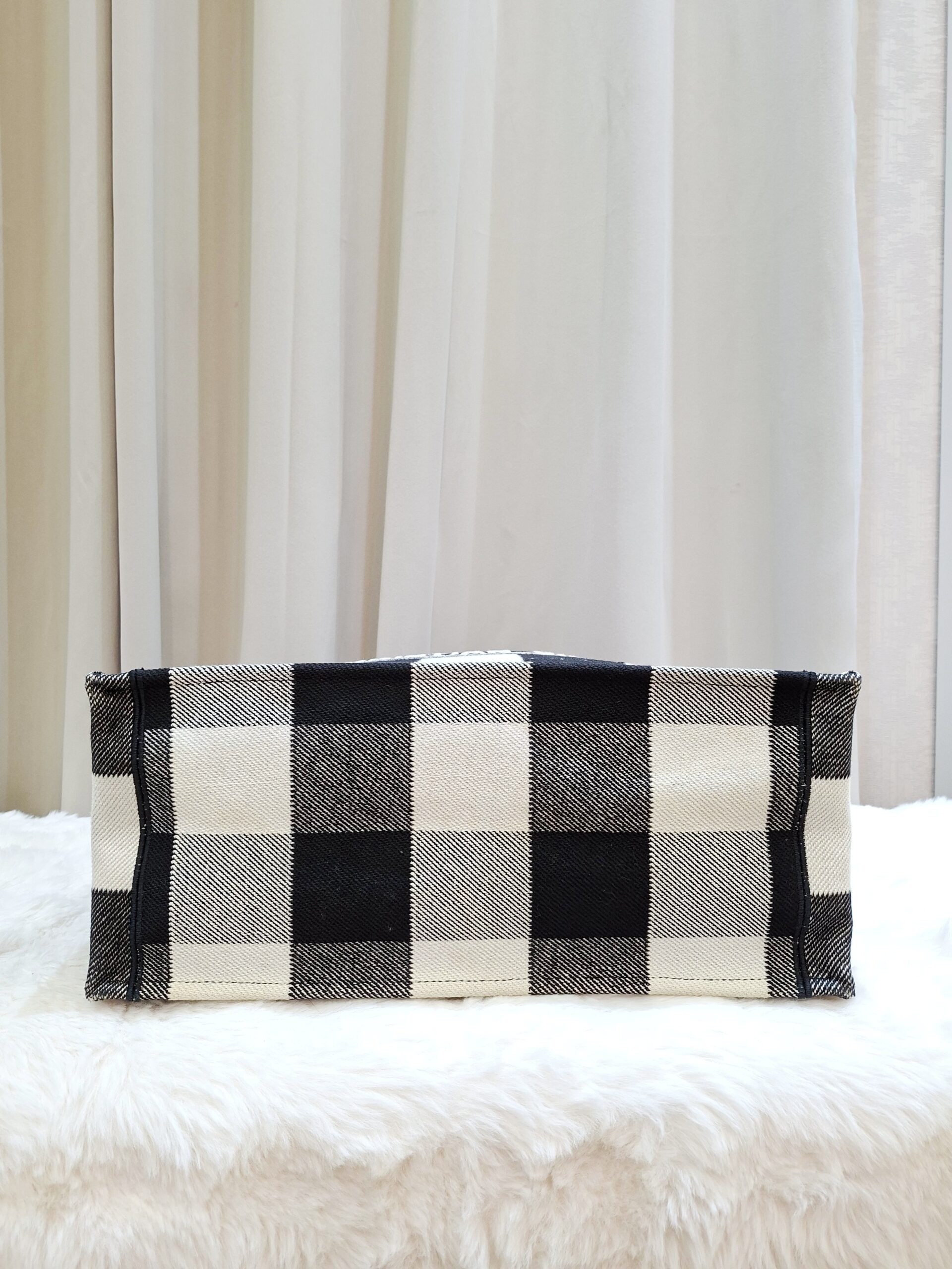christian dior medium booktote black/white christian dior medium booktote black/white