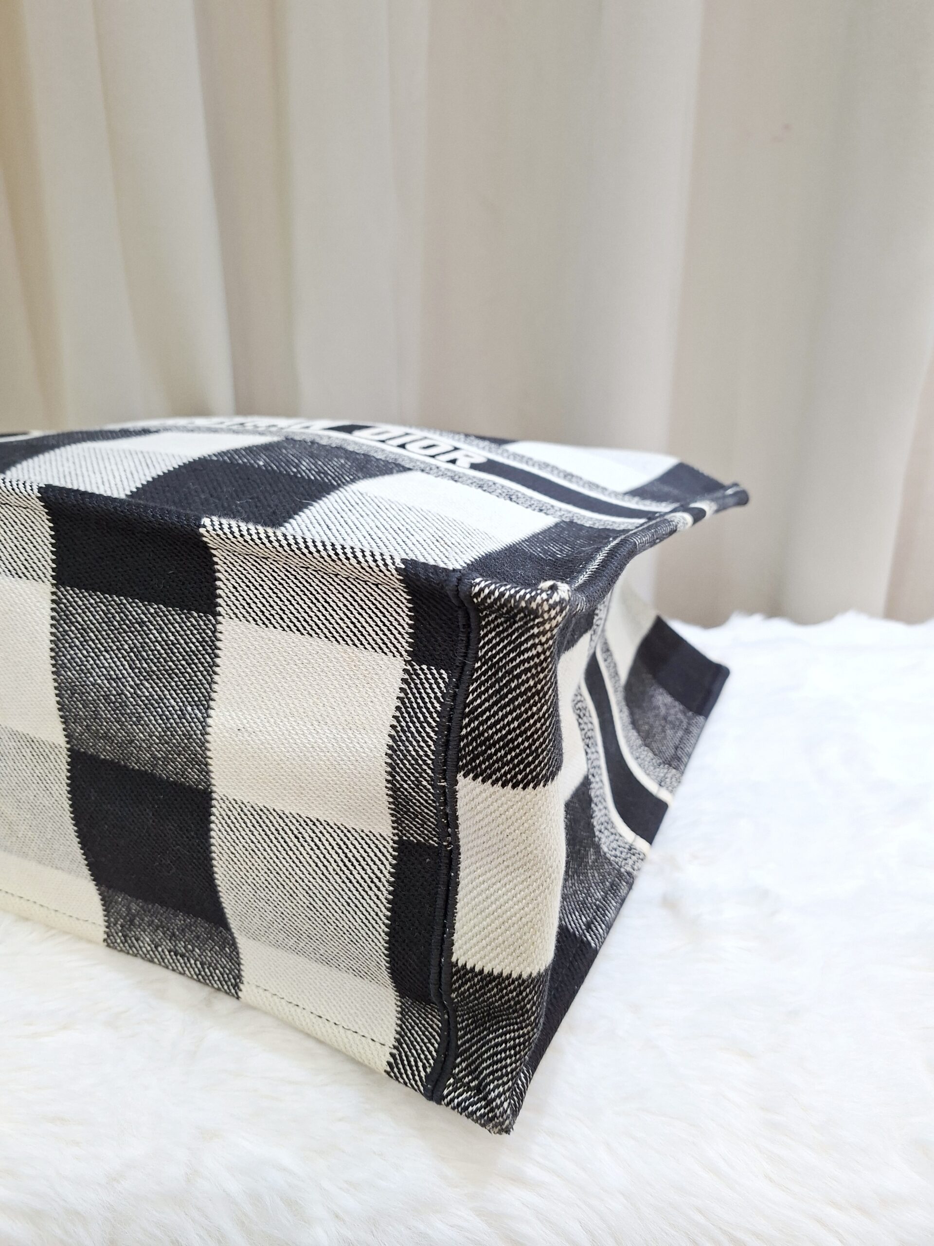 christian dior medium booktote black/white christian dior medium booktote black/white