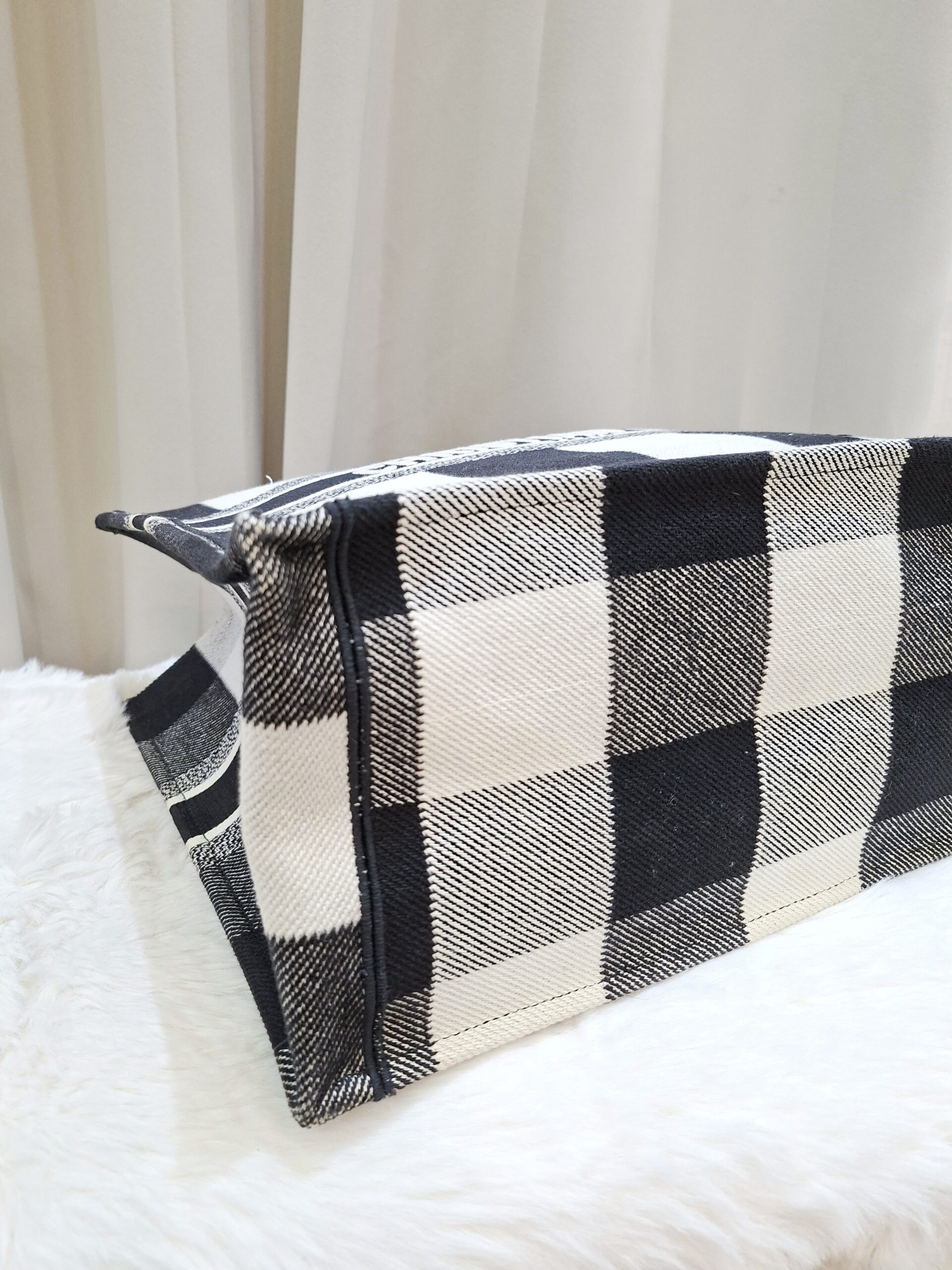 christian dior medium booktote black/white christian dior medium booktote black/white