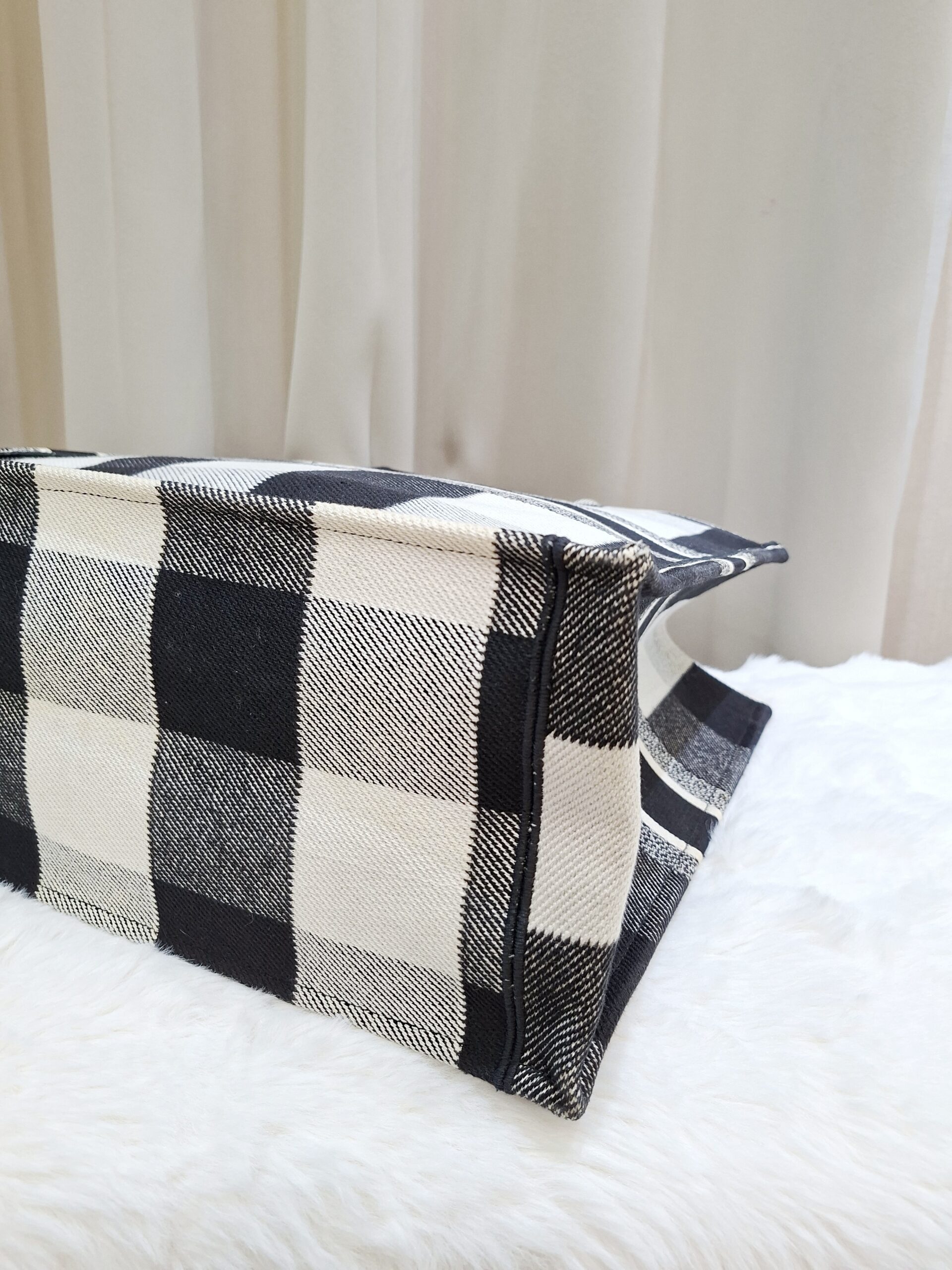 christian dior medium booktote black/white christian dior medium booktote black/white