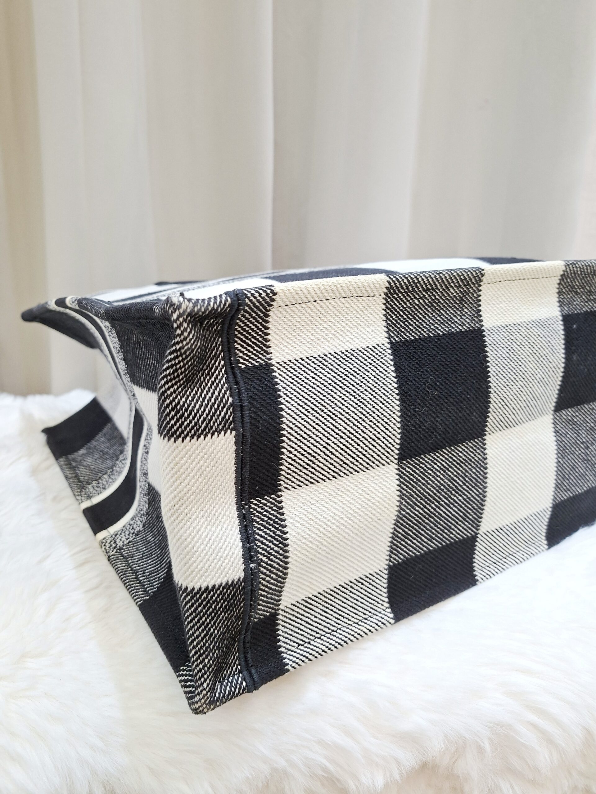 christian dior medium booktote black/white christian dior medium booktote black/white