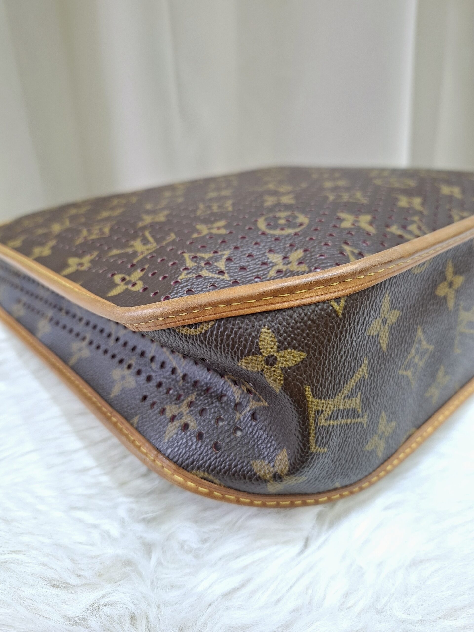 0011189 (9) LV Perforated Musette