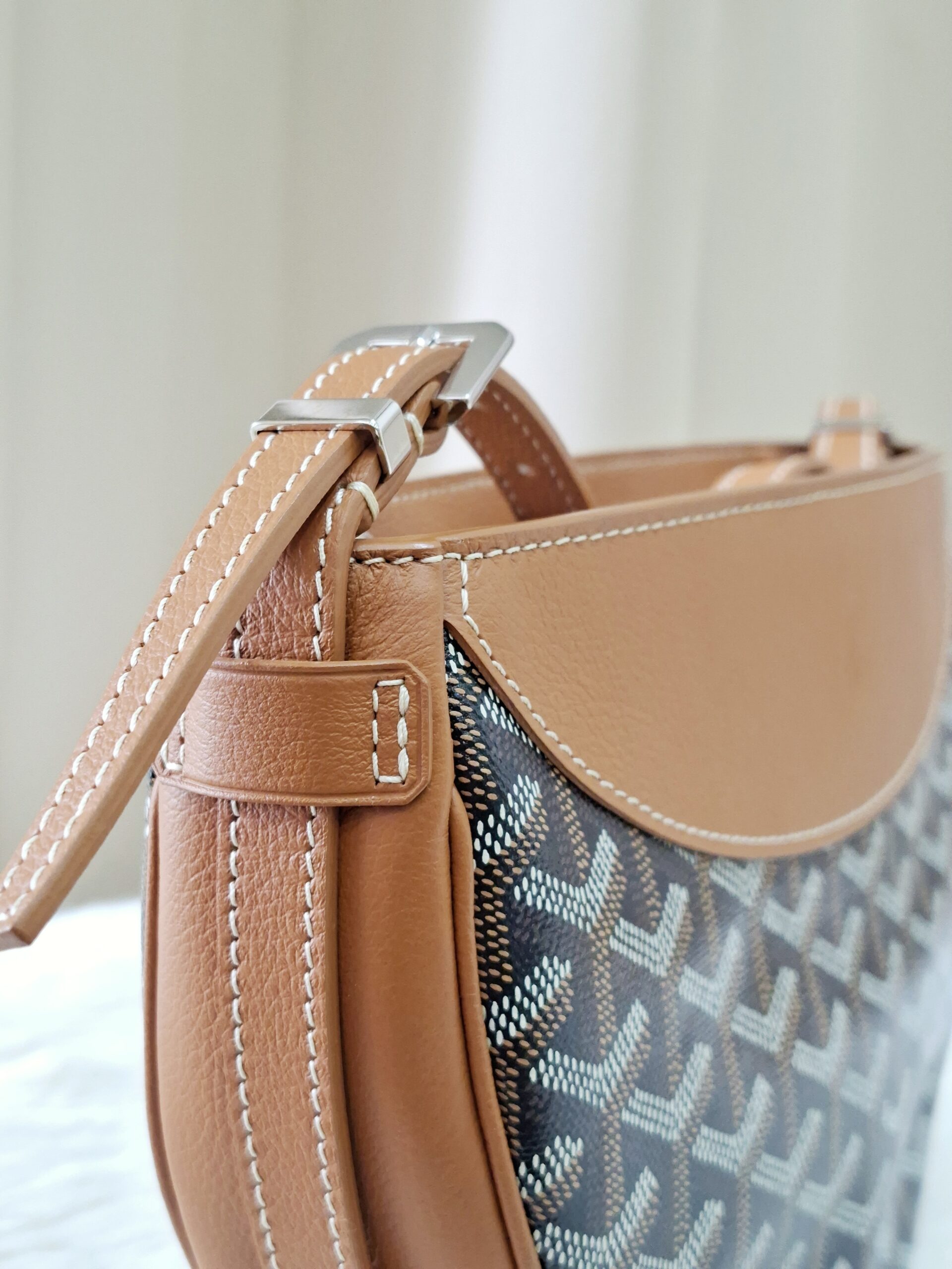 Goyard Moon/Hirondelle Tan Shoulder Bag Goyard Moon/Hirondelle Tan Shoulder Bag