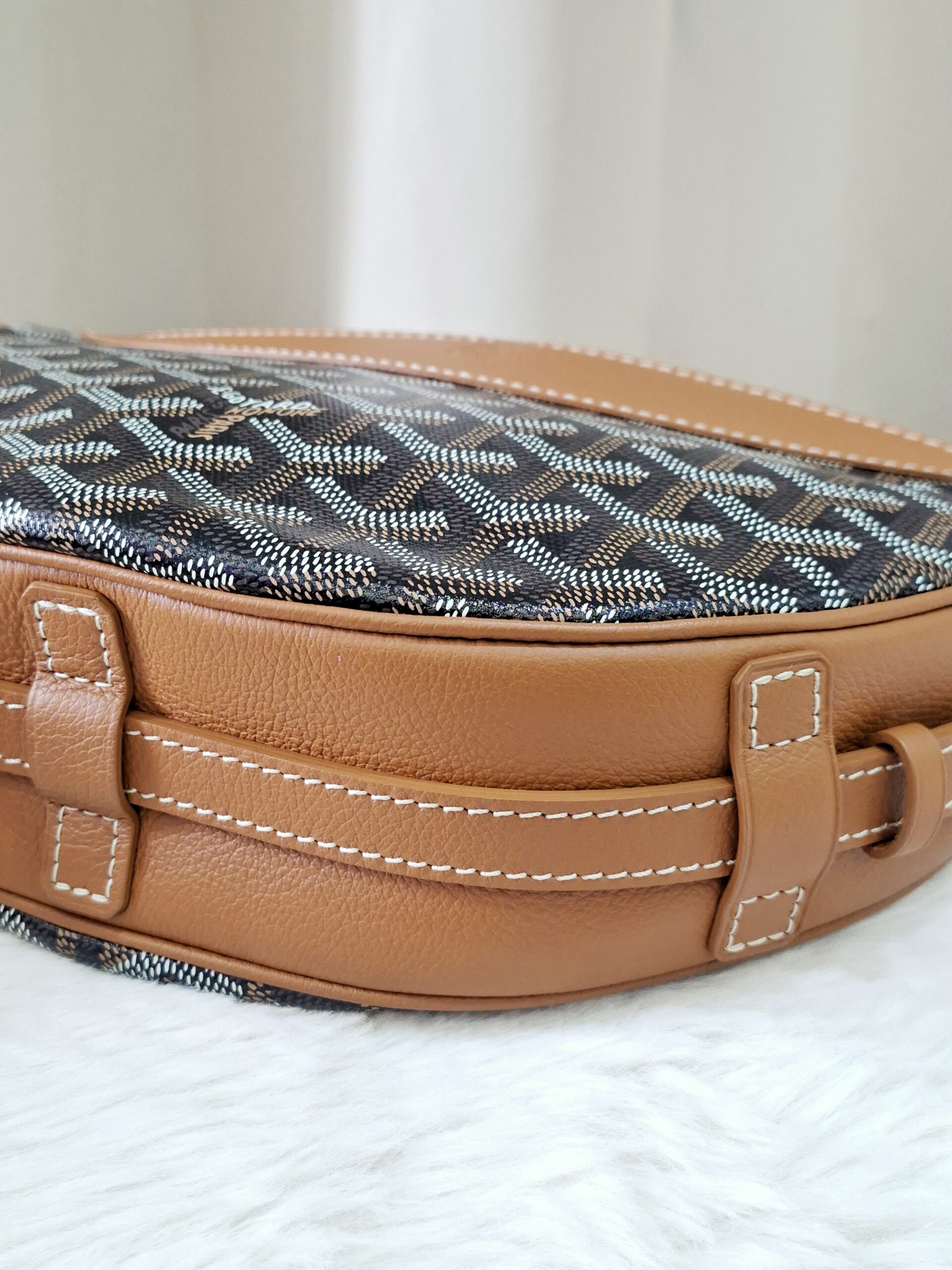 Goyard Moon/Hirondelle Tan Shoulder Bag Goyard Moon/Hirondelle Tan Shoulder Bag