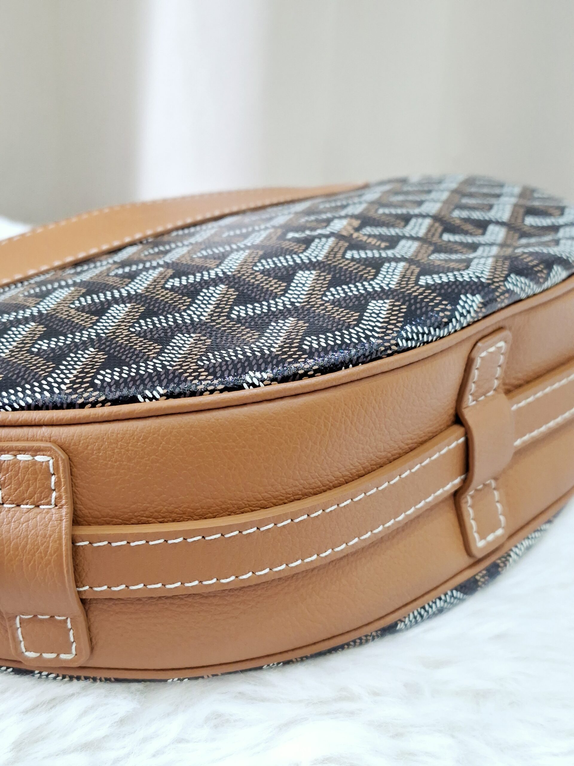 Goyard Moon/Hirondelle Tan Shoulder Bag Goyard Moon/Hirondelle Tan Shoulder Bag