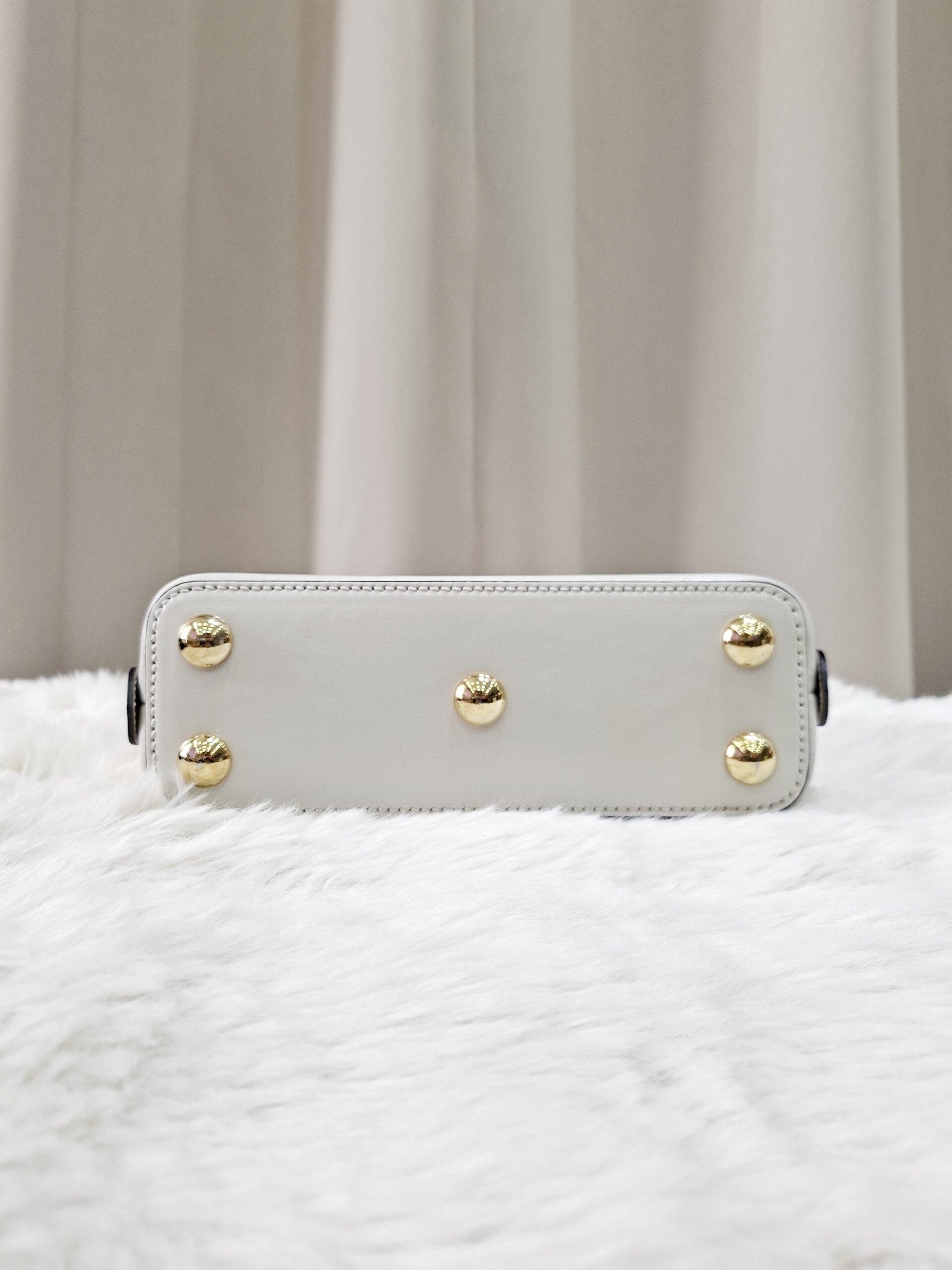 gucci 1955 top handle white ghw 640716467891 with longstrap, 2 dustbag in excellent condition 9/10 gucci 1955 top handle white ghw 640716467891 with longstrap, 2 dustbag in excellent condition 9/10